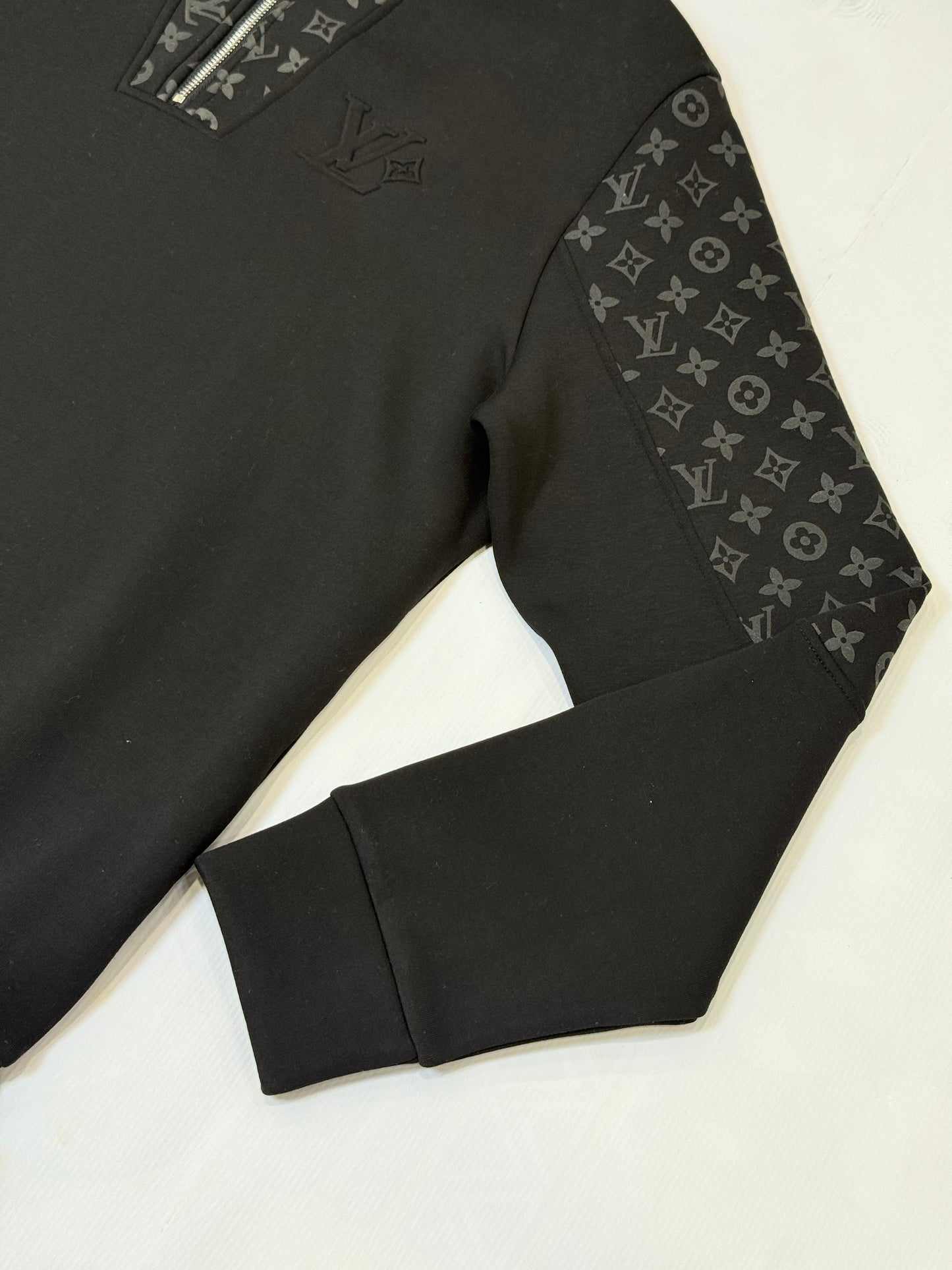 L-o-*-is V-*-iton PULLOVER