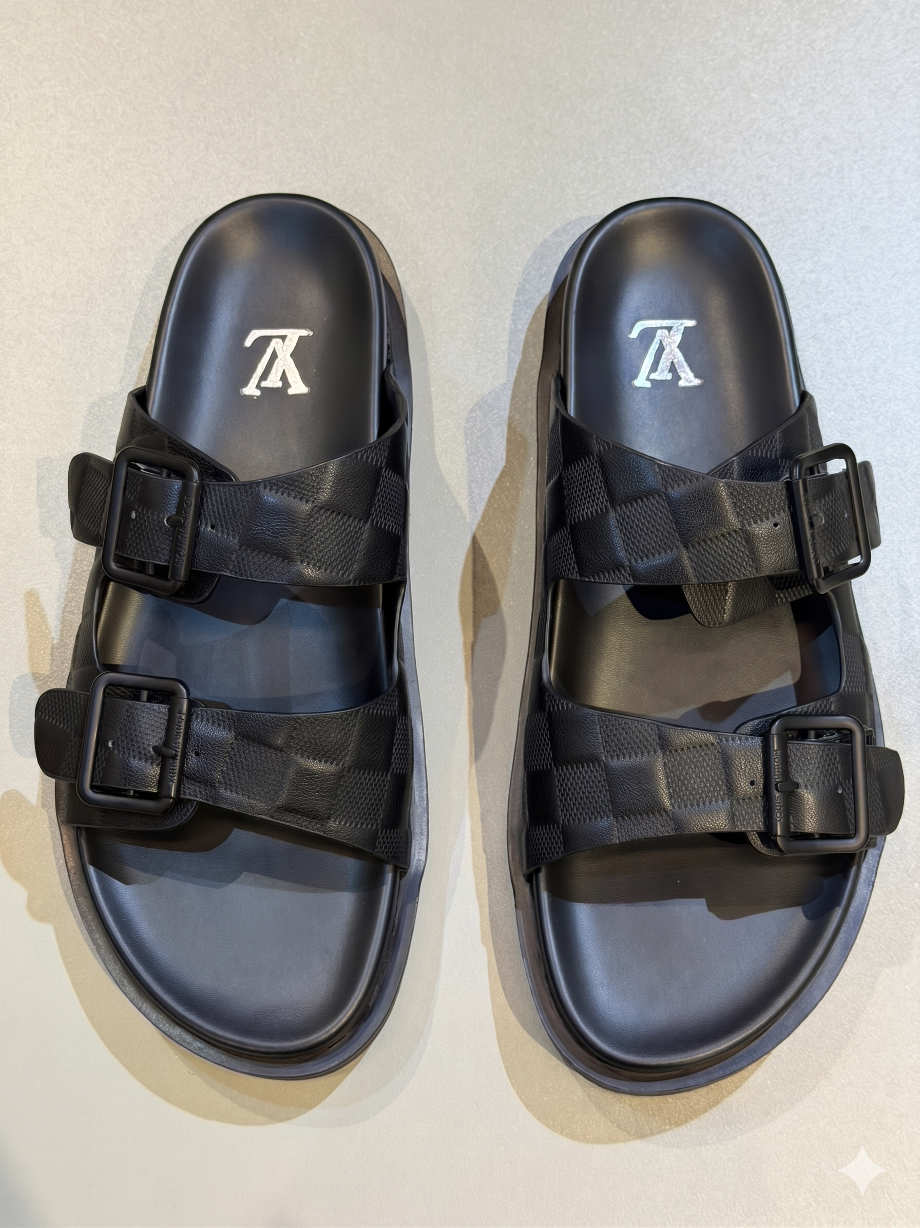 L-o-ui V-iton SLIPPER