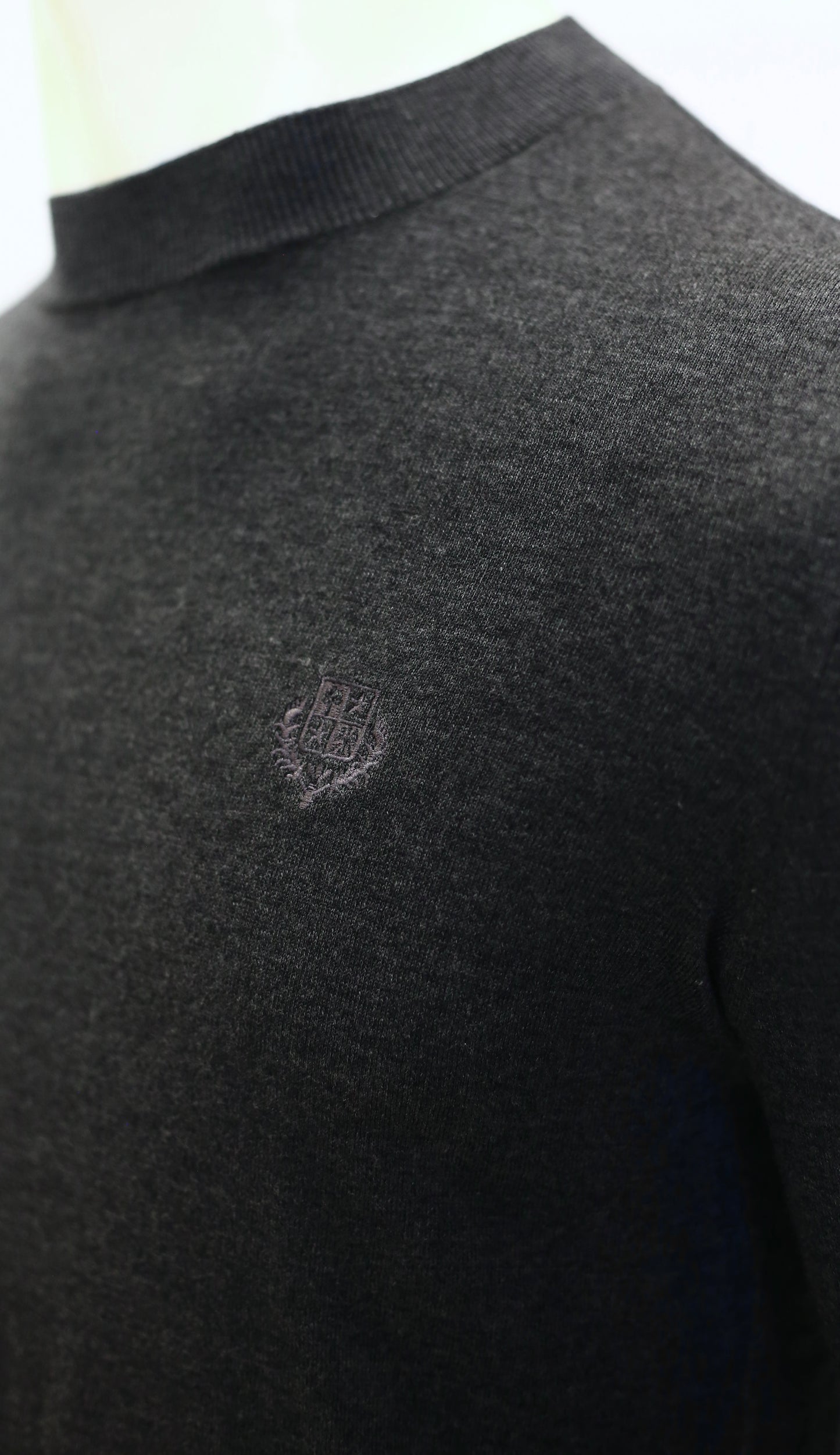 L-o-r-o p-*-a-n-a sweatshirt