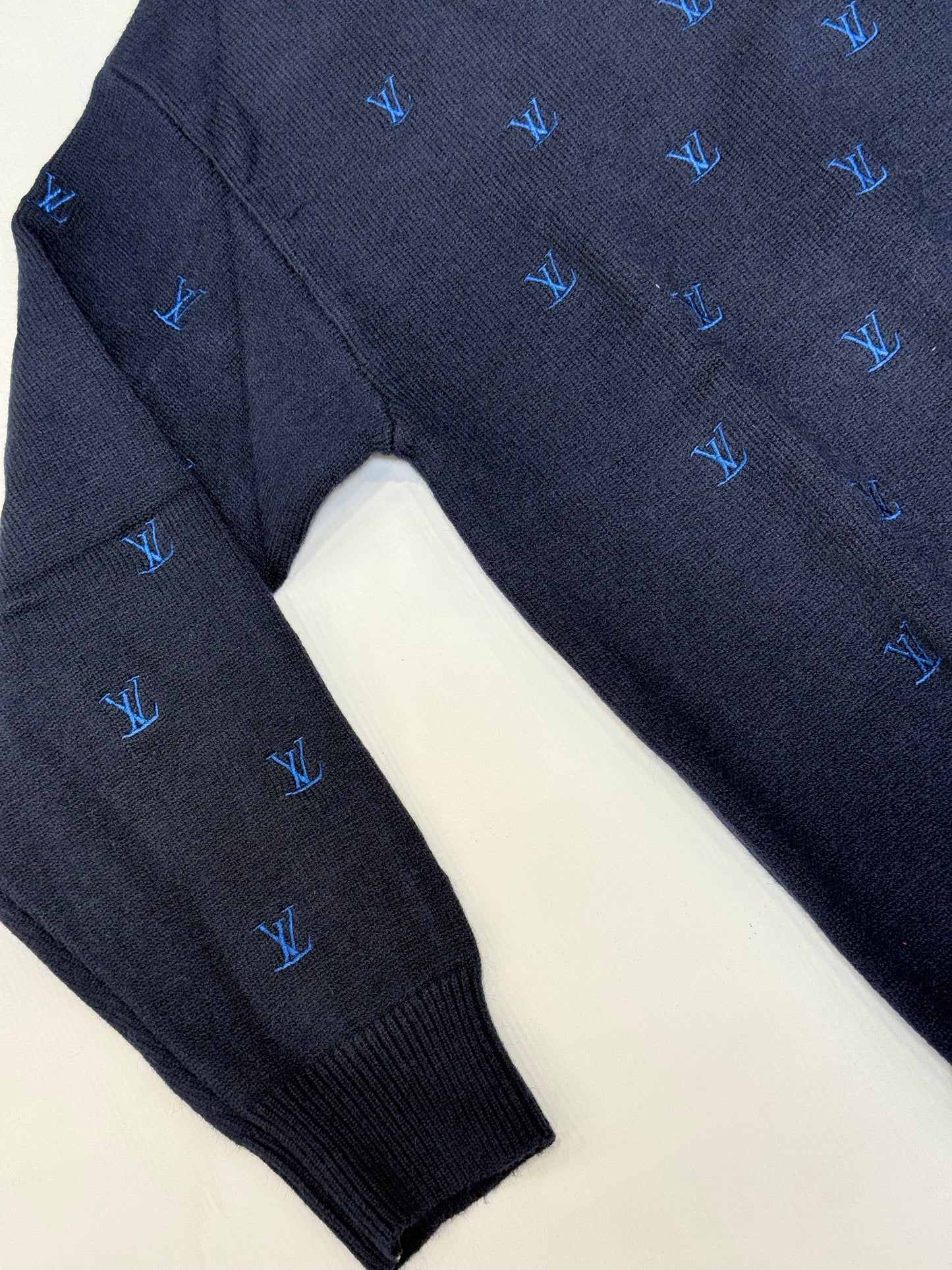 L-ou-is-v*iton sweatshirt