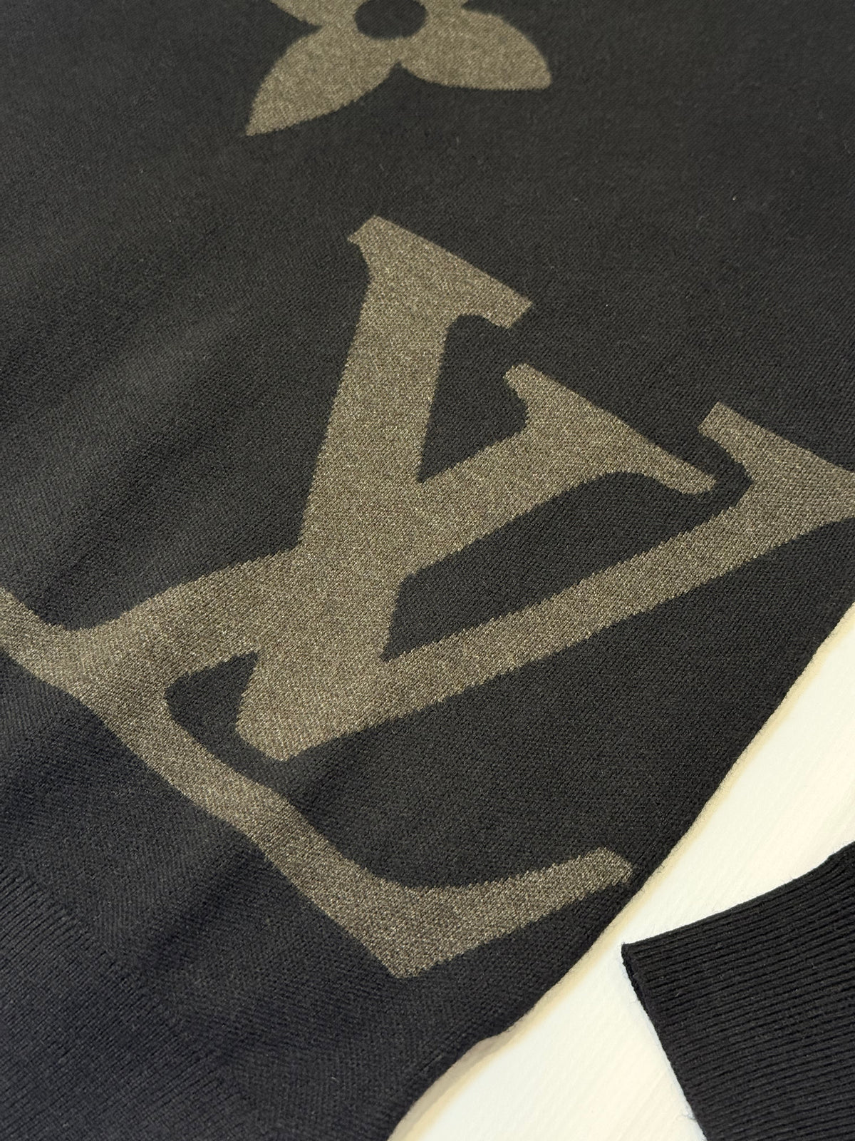 LV pullover