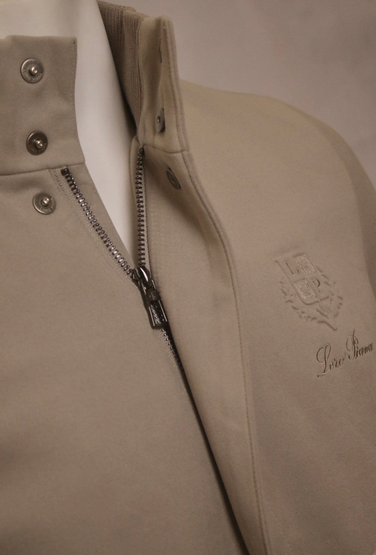 L-o-r-o p-i-*-n-a jacket