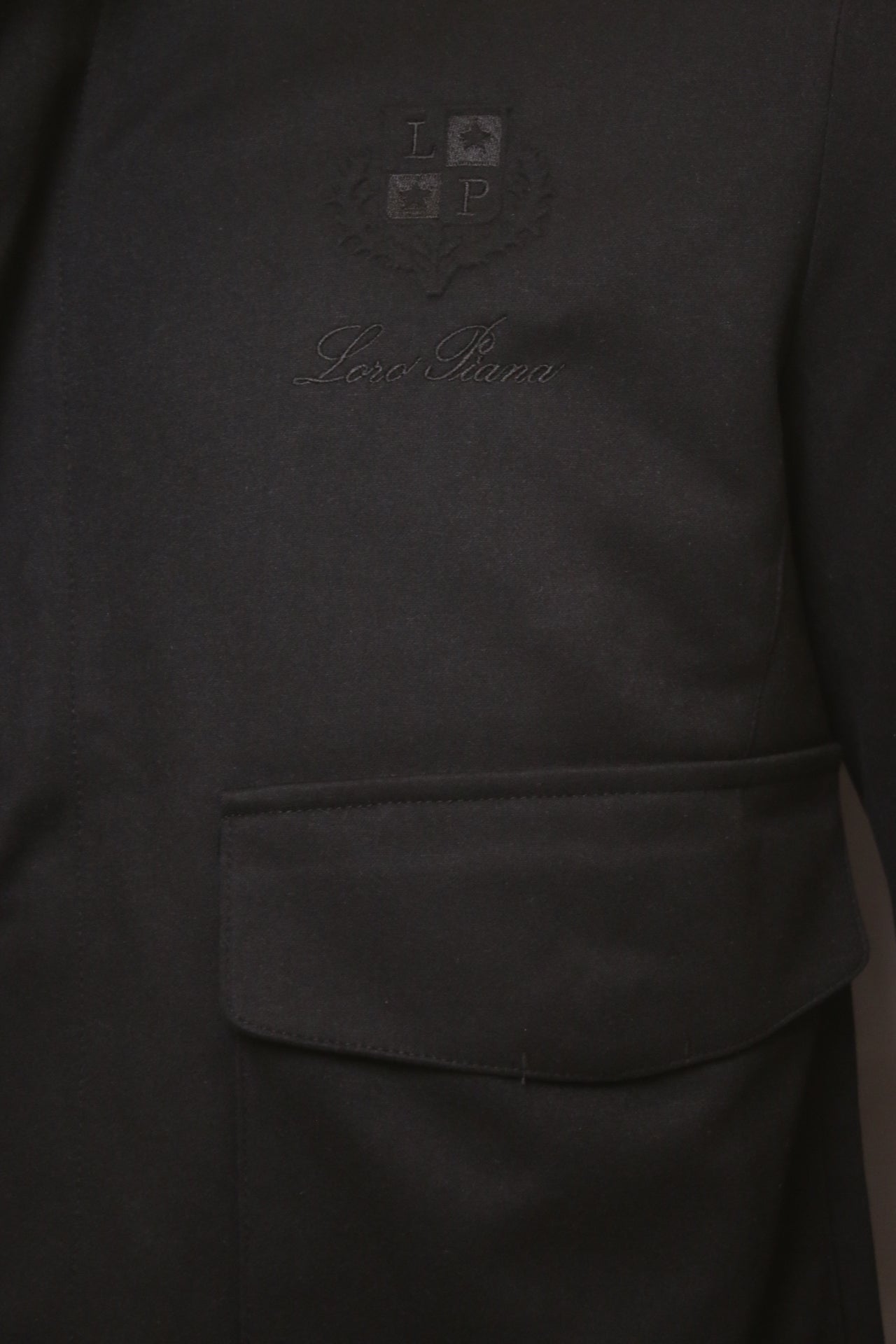 L-o-r-o p-i-*-n-a jacket