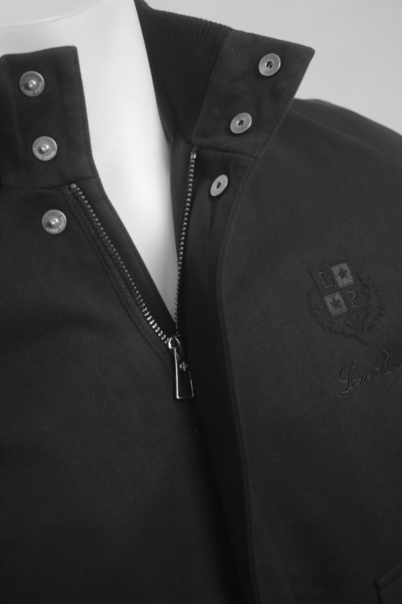 L-o-r-o p-i-*-n-a jacket