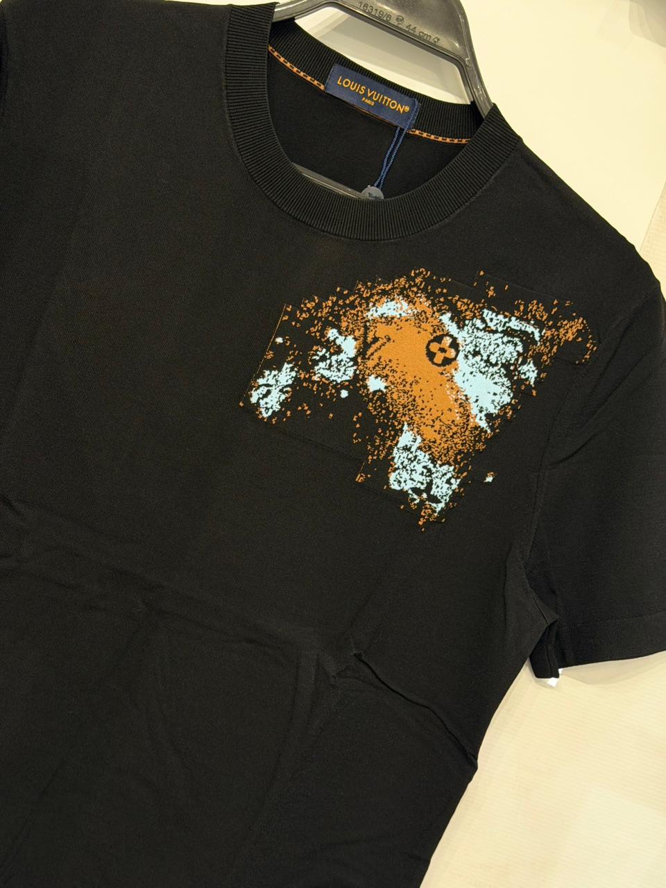 L-o-u-i-s V-u-i-t-t-o-n T-SHIRT.