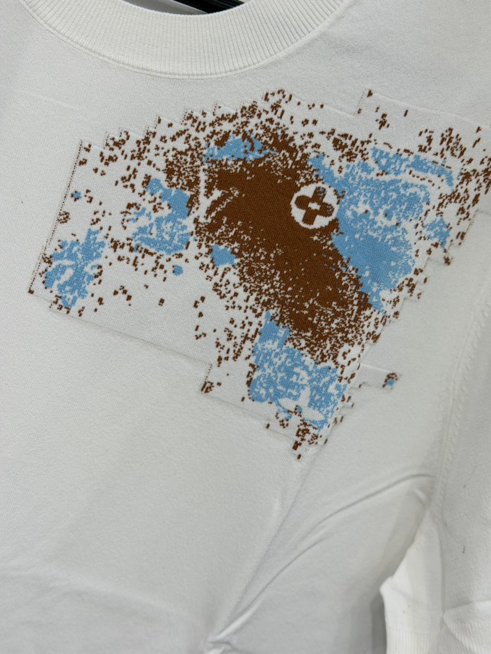L-o-u-i-s V-u-i-t-t-o-n T-SHIRT.
