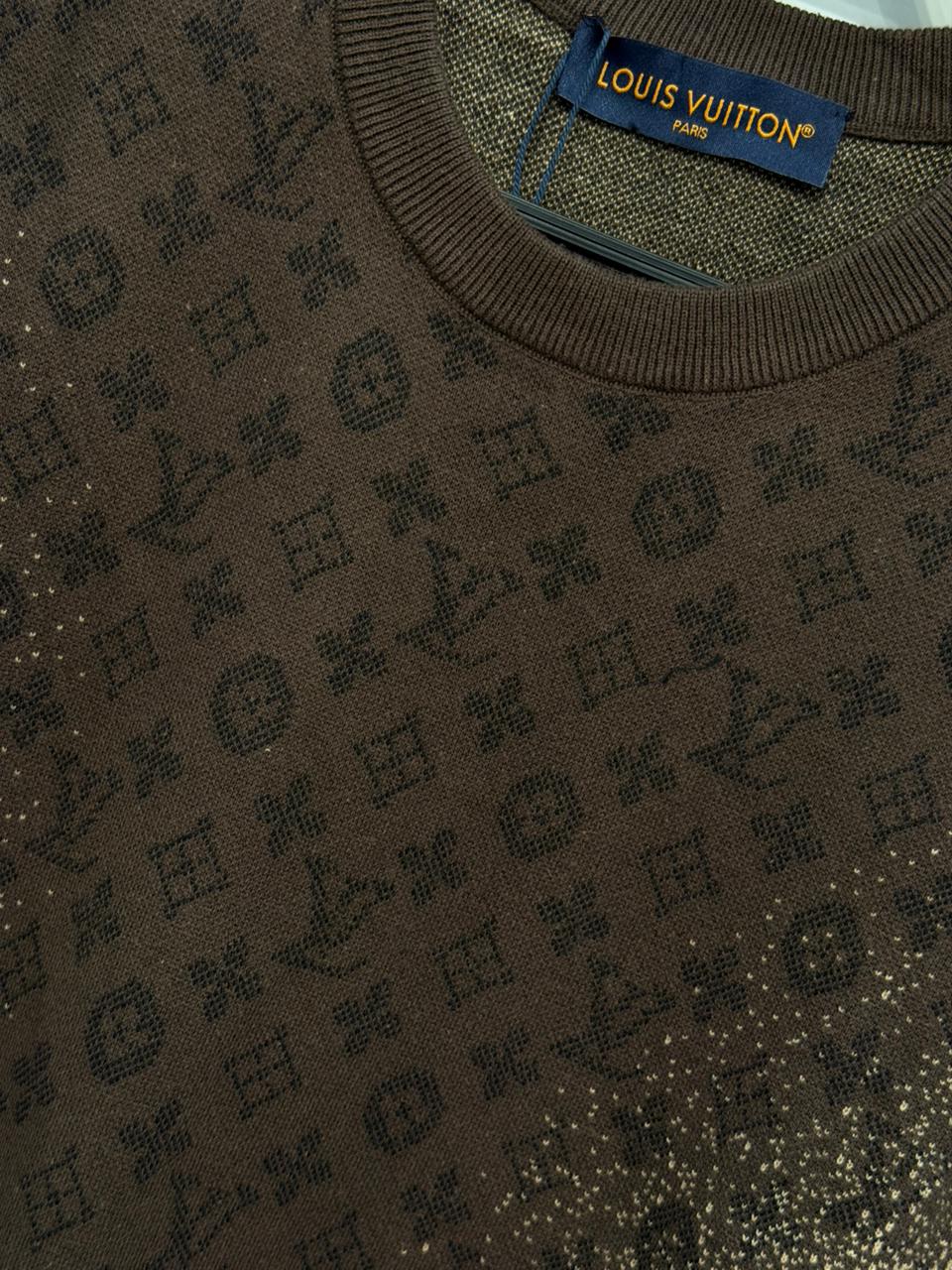 L-o-u-i-s V-u-it-on T-SHIRT.