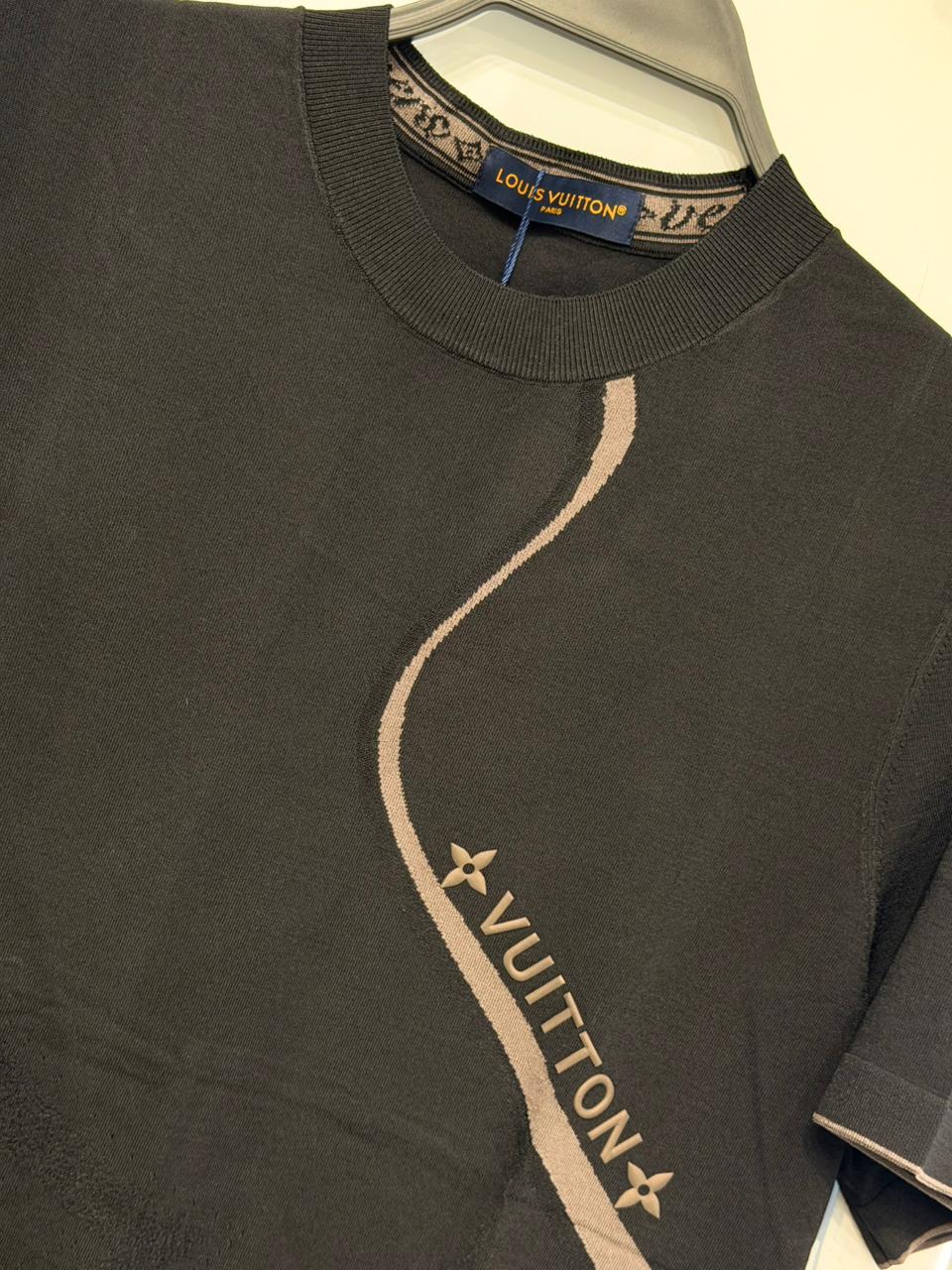 L-o-uis V-u-iton T-SHIRT.