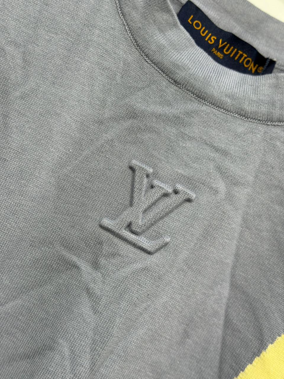 Lo-u-is Vui-to-n T-SHIRT.