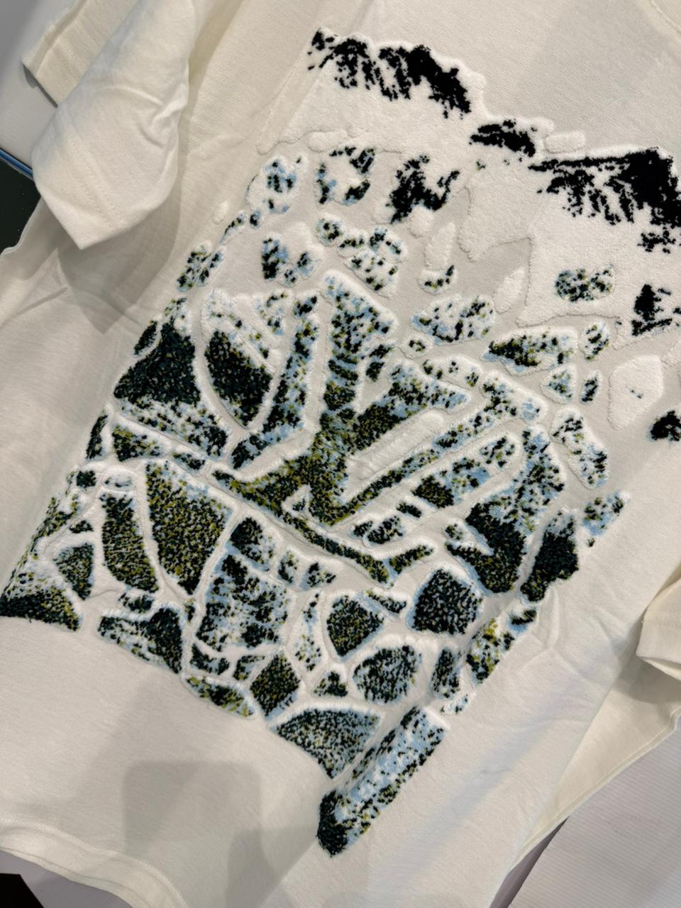 Lo-ui-s Vui-to-n  T-SHIRT.