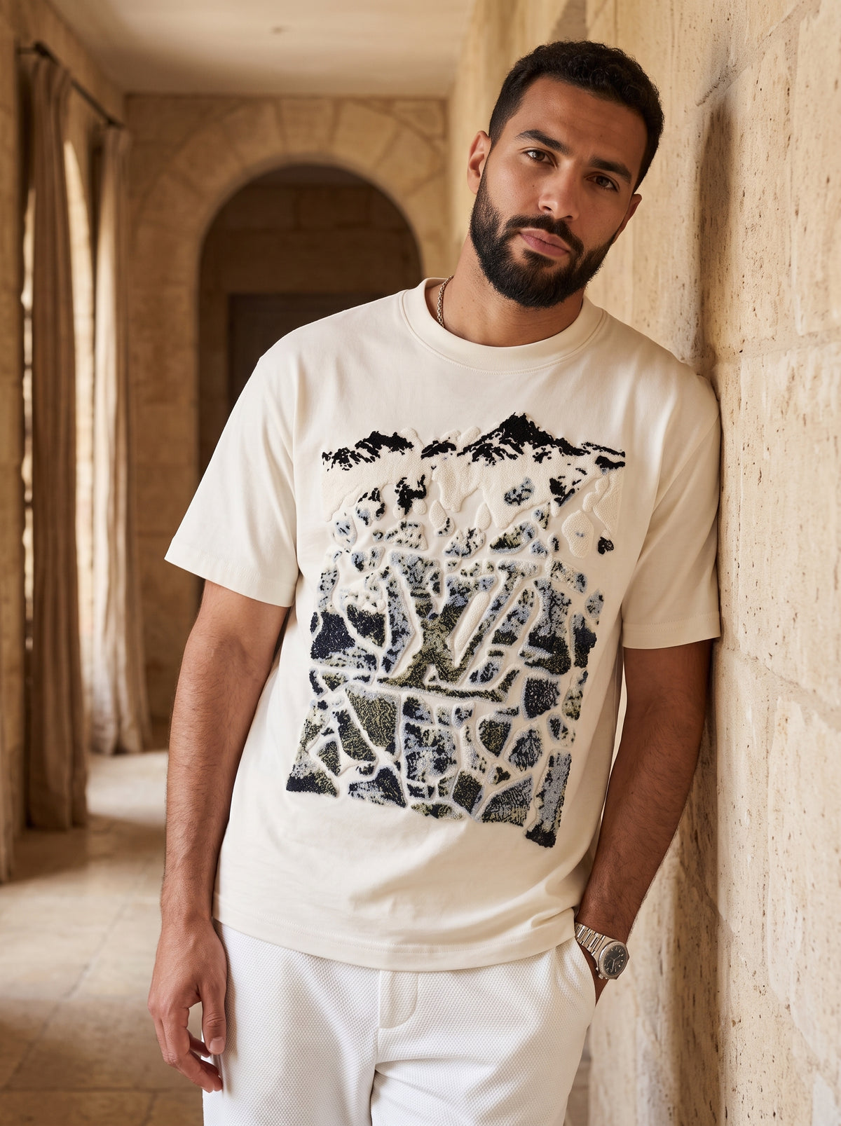 L-oui-s V-uit-on  T-SHIRT.