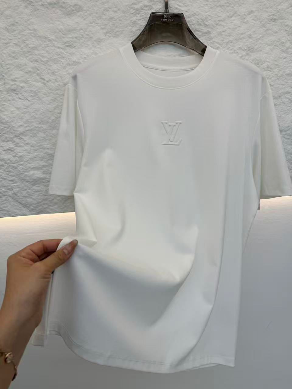 L-o-is Vu-it-on T-SHIRT.