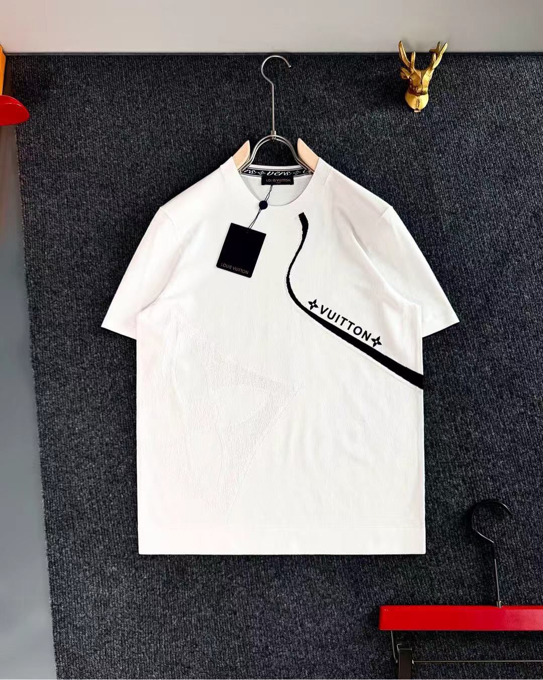 L-o-uis V-u-iton T-SHIRT.