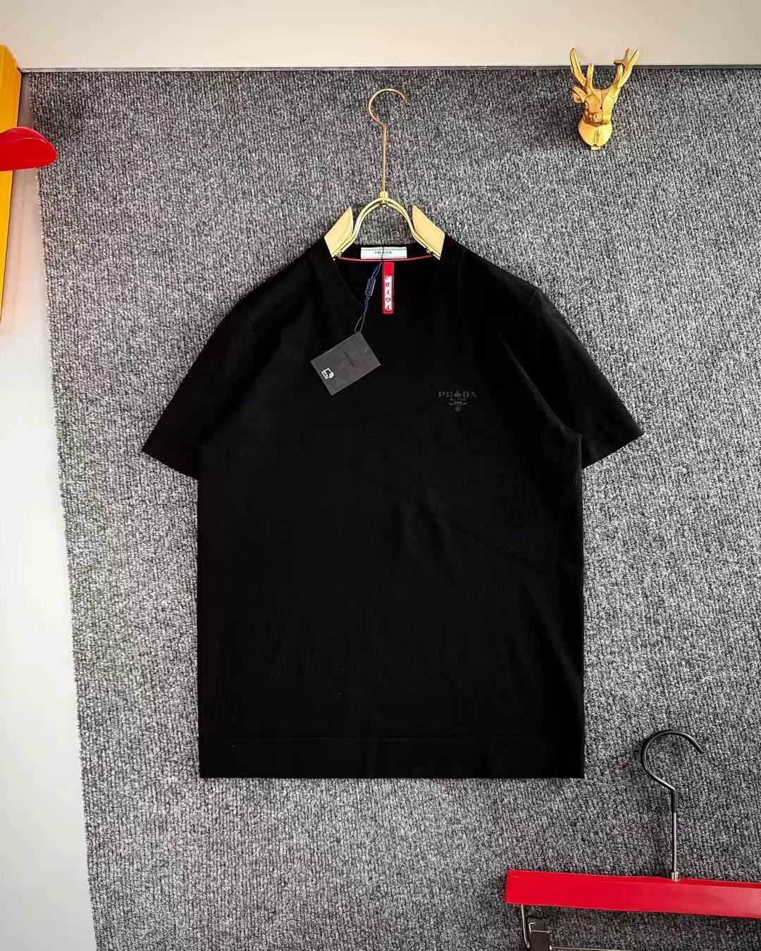 PRADA T-SHIRT.