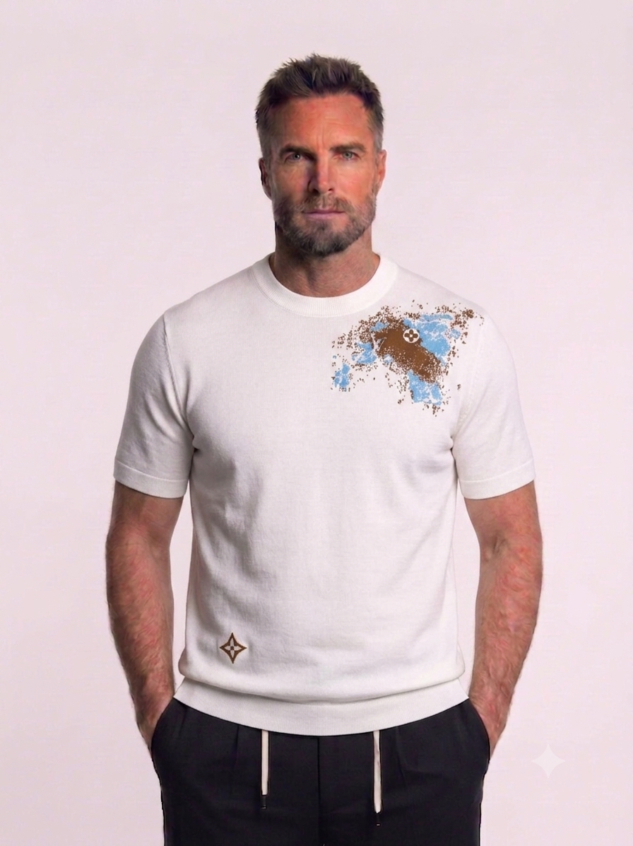L-o-u-i-s V-u-i-t-t-o-n T-SHIRT.