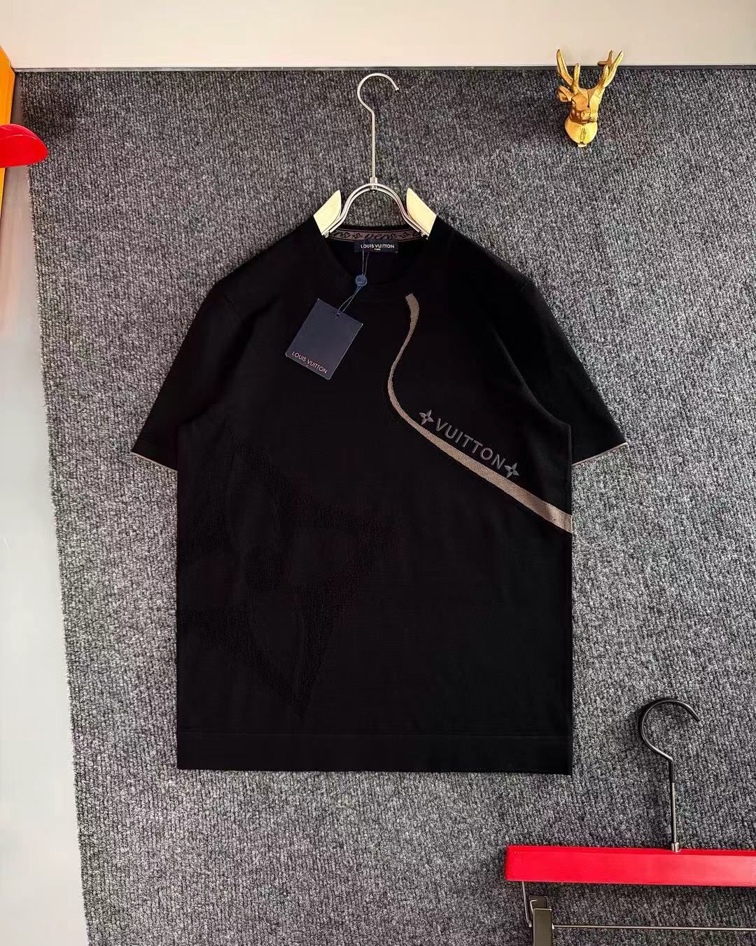 L-o-uis V-u-iton T-SHIRT.