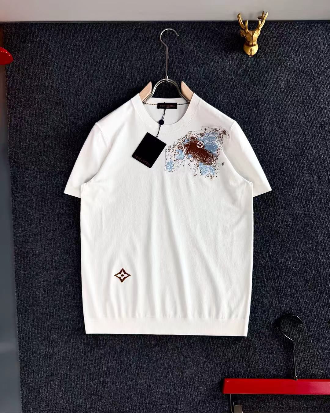 L-o-u-i-s V-u-i-t-t-o-n T-SHIRT.