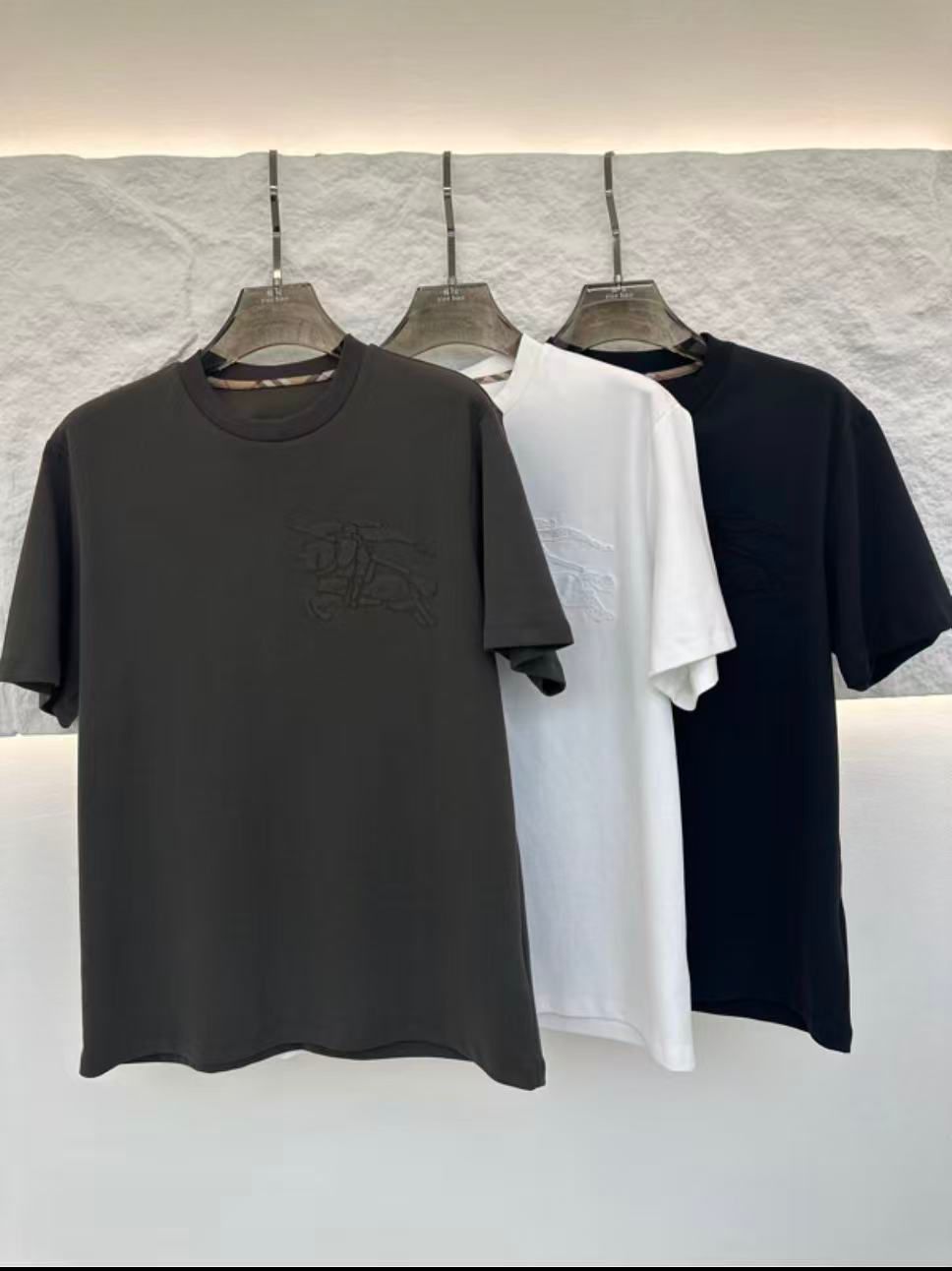BUBERRY T-SHIRT.